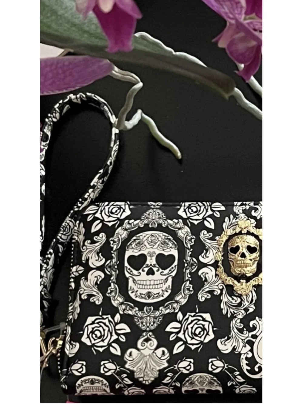 Betsey Johnson Skulls& Roses Zip Around Wristlet Wallet Black & White Gold Goth